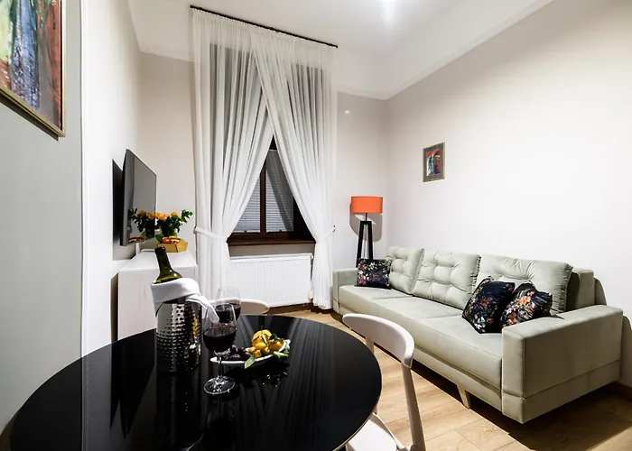 Old Town Ac Main Raiway Station Apartmán *